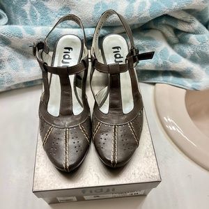 Like new beautiful woman’s dress shoe size 10 color, chalky black , comfortable